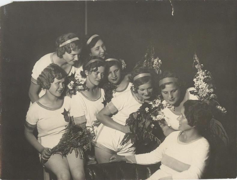 Девушки вокруг тренера, 1930-е
