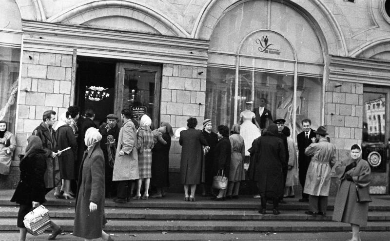 У витрин салона для новобрачных на проспекте Мира, 1961 год, г. Москва
