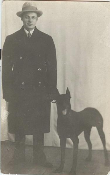 Портрет певца Сергея Лемешева с собакой, 1930-е. Выставка «Когда все были молодыми» с этой фотографией.