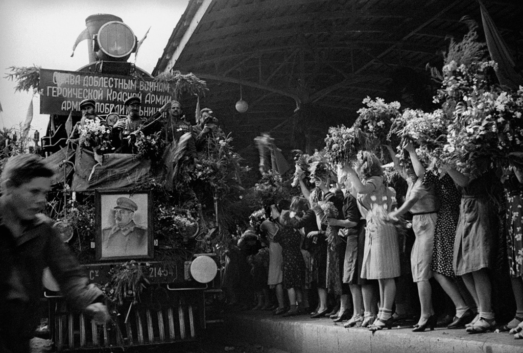 Встреча на Белорусском вокзале, 21 июля 1945, г. Москва. Выставки&nbsp;«Великая Отечественная. Путь к Победе»,&nbsp;«Победители», «Приветствуем вас!»&nbsp;и видео «Георгий Петрусов» с этой фотографией.