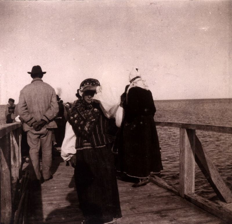 Девушка в праздничном нарядном костюме, 1900-е, Эстляндская губ., о. Рухну. Ныне Эстонская Республика.