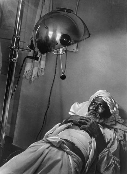 Узбек под новым солнцем. Амбулатория, 1928 год. Выставки&nbsp;«Больничная жизнь», «Жемчужина в оправе скал» с этой фотографией.