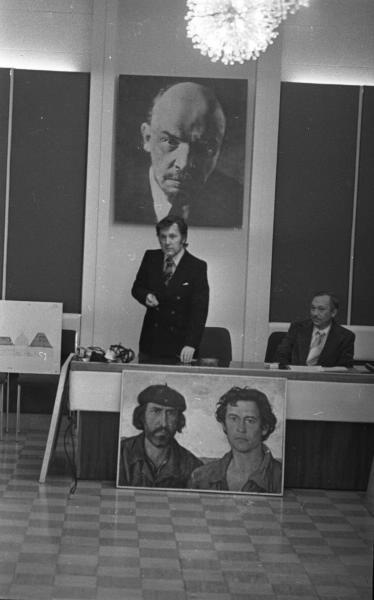 Илья Глазунов в редакции «Комсомольской правды», 1977 год, г. Москва. Правее от художника - главный редактор газеты Лев Корнешов.
