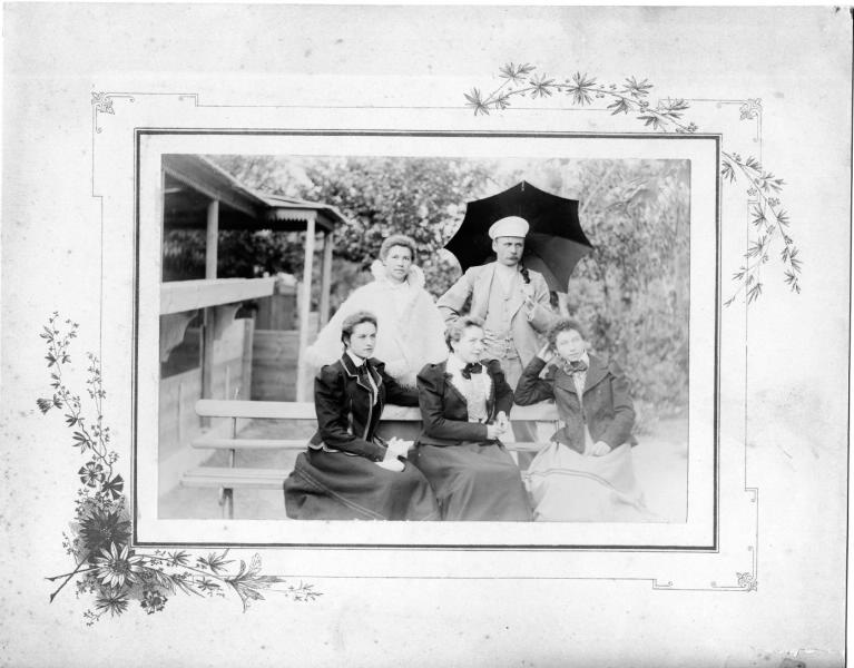 Группа людей около дома, 1900-е