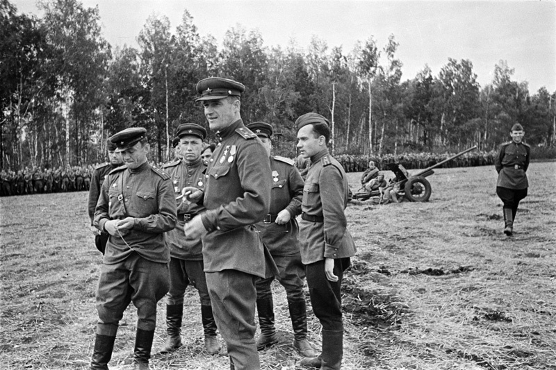 Из серии «1-я гвардейская мотострелковая бригада», 1943 год. Георгий Николаевич Филиппов командовал 1-й гвардейской мотострелковой бригадой до сентября 1944 года.