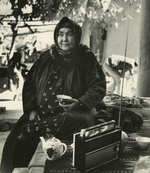 Чаепитие, 1 апреля 1977 - 1 мая 1977, Туркменская ССР. Выставка «Советская несоветская Туркмения» и видео «Говорит Москва» с этой фотографией.