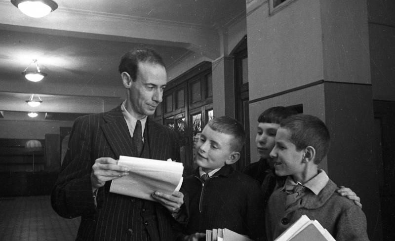 Праздник книги. Дети беседуют с Львом Кассилем, 1939 год, г. Москва