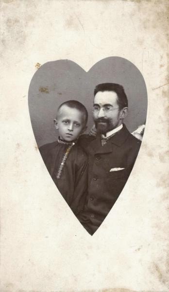 Портрет фотографа Павла Левинского с сыном Валентином, 1903 - 1905. Выставки&nbsp;«Мужской день» и «Отцы и дети» с этой фотографией.