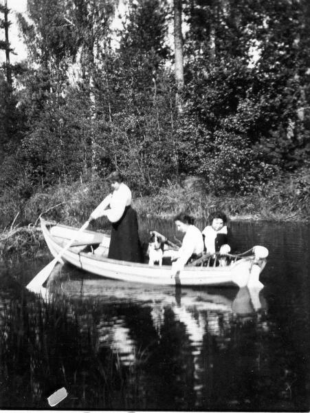 Женщины в лодке, 1910-е