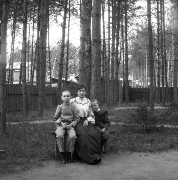 Минна, Яша и Миша в саду на лавочке, 1904 год, Московская губ., Московский у.