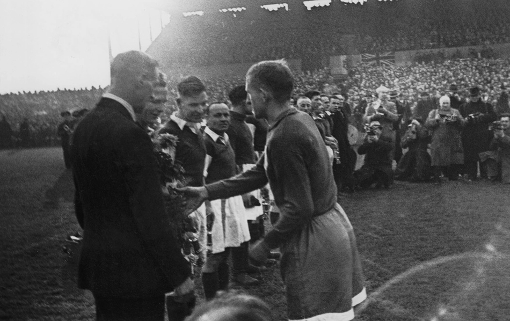 Футбольный матч «Динамо» — «Арсенал», 21 ноября 1945, Великобритания, г. Лондон. Выставки&nbsp;«10 лучших футбольных фотографий» и «Все на матч!» с этой фотографией.