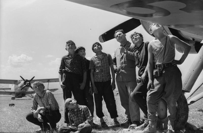 Фото "Летчик и дети на летном поле аэродрома", 1965 - 1975 - История ...