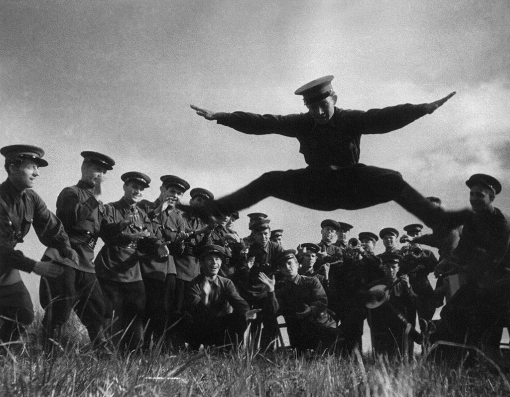 Ансамбль репетирует. Северо-Западный фронт, июнь - октябрь 1942. Выставки&nbsp;«Человек на войне»&nbsp;и «15 лучших фотографий Сергея Коршунова» с этой фотографией.