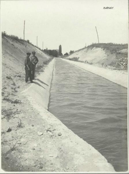 Канал, 1930-е, Азербайджанская ССР. Нижне-Зурнабадская гидроэлектростанция введена в эксплуатацию в 1928 году. Особенностью постройки этой станции было применение деревянных труб.