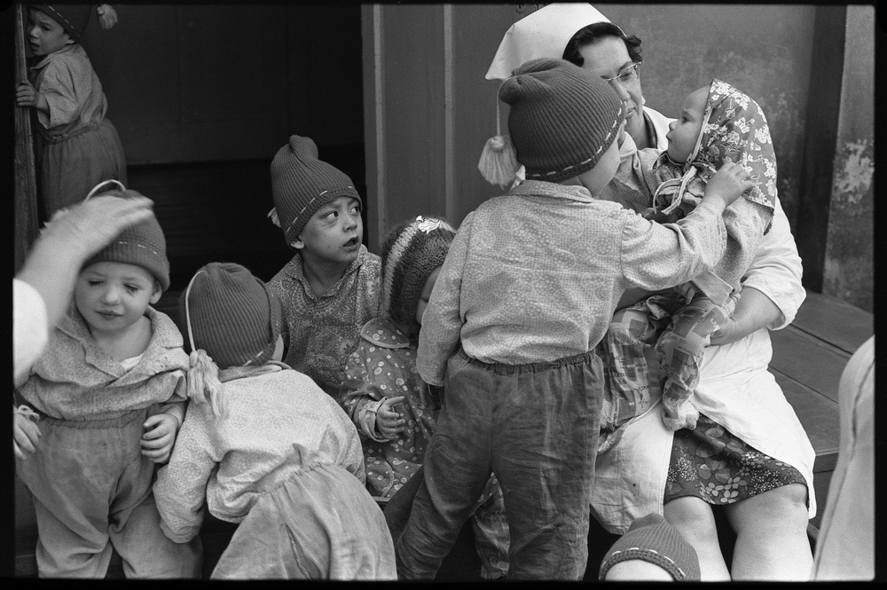 Четвертая группа на прогулке, 30 мая 1981, Кемеровская обл., г. Новокузнецк. Дом ребенка № 2.Выставка «Государство в государстве» с этой фотографией.