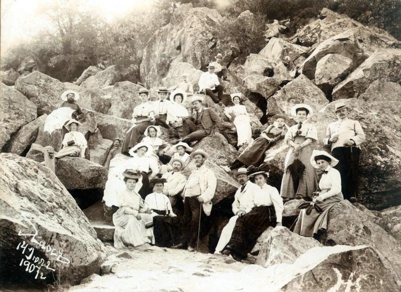 Отдыхающие возле «каменного хаоса» в Воронцовском парке, 14 июля 1907, Таврическая губ., Ялтинский у., дер. Алупка. Коллодион.