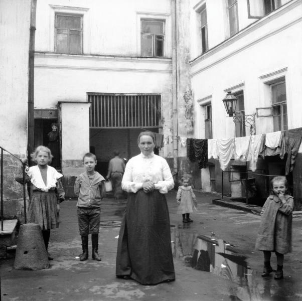 Наташа с детьми во дворе, 1904 год, г. Москва
