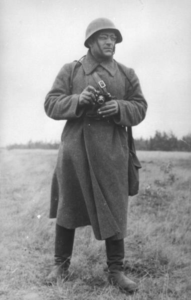 Георгий Петрусов в военном обмундировании, с фотоаппаратом в руках, 1941 - 1943. Видео «Георгий Петрусов» с этой фотографией.