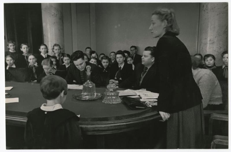 Чемпионка мира по конькобежному спорту Мария Исакова на встрече с пионерами, 1949 год