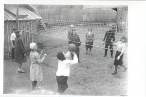 Игра в волейбол, 1930-е, Калининская обл., г. Кимры. До 14 января 1929 года город Кимры входил в состав Тверской губернии; с 14 января 1929 года по 3 июня 1929 года – в состав Центрально-Промышленной области; с 3 июня 1929 года – в состав Московской области, с 29 января 1935 года – в состав Калининской (ныне Тверской) области.