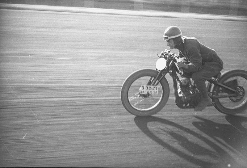 Мотогонщик, 1940 год. Выставка «Скорость, драйв, мотоцикл – снято!» с этой фотографией.