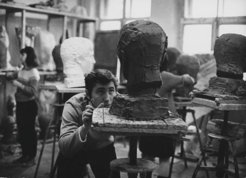 В скульптурной мастерской студенты первого курса, январь 1969, г. Москва. Из серии «МВХПУ, бывшее Строгановское училище».Выставка «Вхожу, ваятель, в твою мастерскую» с этой фотографией.