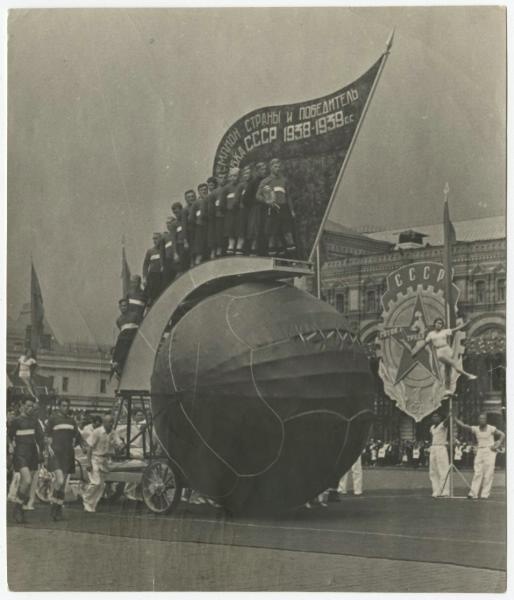Спортивный парад на Красной площади, 1939 год, г. Москва. Выставка «20 лучших фотографий Сергея Васина» с этой фотографией.&nbsp;
