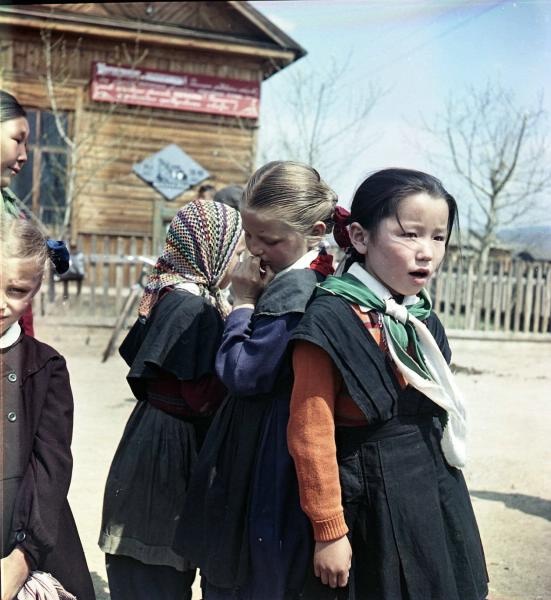 Девочки. После экзаменов, 1959 год, Бурятская АССР, с. Жаргаланта. Выставка «Пора экзаменов» с этой фотографией.