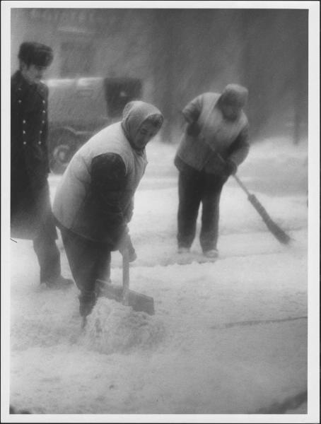 Уборка снега, 1975 год. Выставка «Такого снегопада...» с этой фотографией.&nbsp;