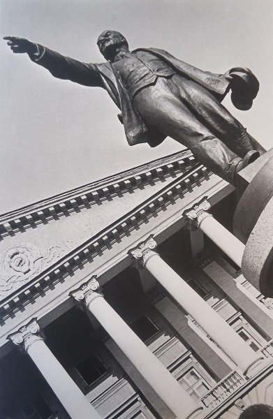 Памятник Владимиру Ленину у Смольного, 1927 - 1929, г. Ленинград. Памятник открыт 6 ноября 1927 по проекту скульптора Василия Козлова и архитекторов  Владимира Щуко и Владимира Гельфрейха.Видео «Сергей Киров»,&nbsp;выставка «Эксперименты с ракурсом 1920–1930-х» с этим снимком.