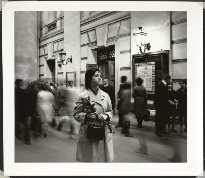 Ожидание у Большого театра, 1971 год, г. Москва. Выставка «Женская сумка и женский характер» с этой фотографией.&nbsp;