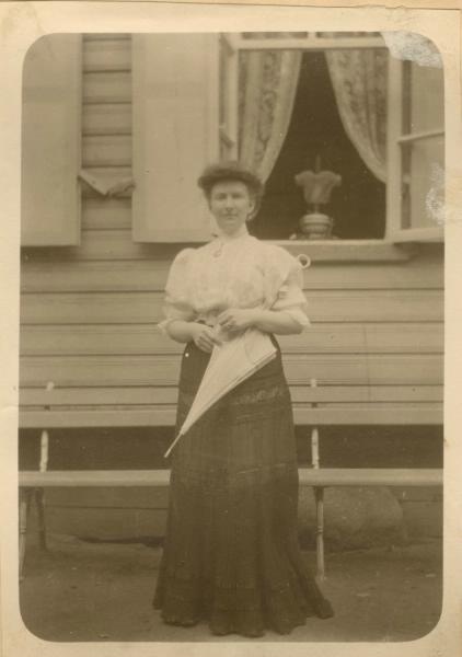 Женщина с зонтом, 1900-е