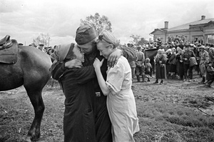«Здравствуйте, родные!», 15 - 17 августа 1943, Орловская обл., г. Карачев. Карачевская операция. Советская армия в освобожденном населенном пункте. При освобождении города рядовой Широбоков встретил своих сестер, спасшихся от смерти. Их отца и мать расстреляли немцы. С 1944 года город Карачев в составе Брянской области.