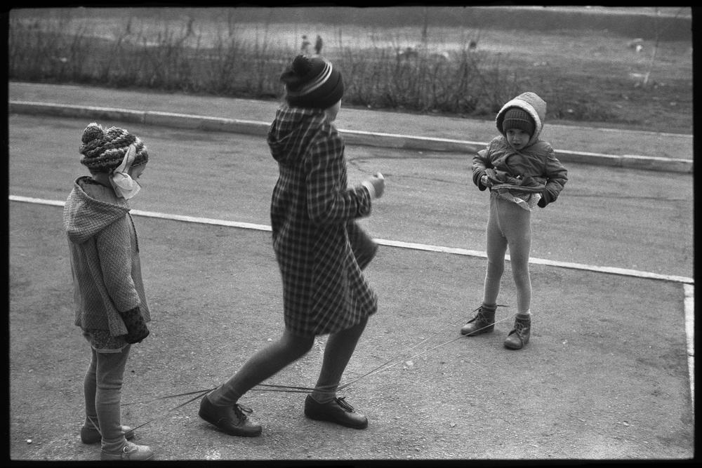 Игры «в резинку» во дворе, 9 мая 1985, г. Новокузнецк. Выставка «Игра длиной в полвека» с этой фотографией.
