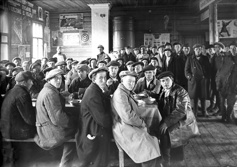 Обед для призывников, 1931 год, г. Галич. Выставка «Скорей бы ужин и отбой, скорей бы дембель и домой» с этой фотографией.