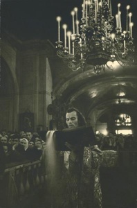 В московском храме, 1945 - 1946, г. Москва. Выставка «В храме» с этой фотографией.Диакон с Евангелием во время богослужения в Богоявленском соборе в Елохове.