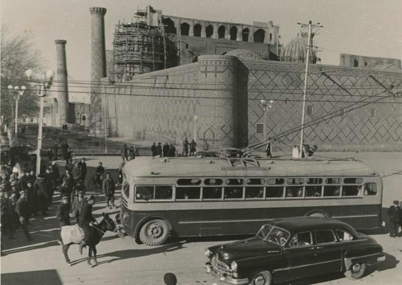 На улице Самарканда, 1950-е, Узбекская ССР, г. Самарканд. Выставка «Жемчужина в оправе скал» с этой фотографией.