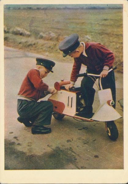 «Кончился бензин», 1958 год. Выставка «Мотороллеры и мопеды»&nbsp;и видео «Цветы жизни» с этой фотографией. 