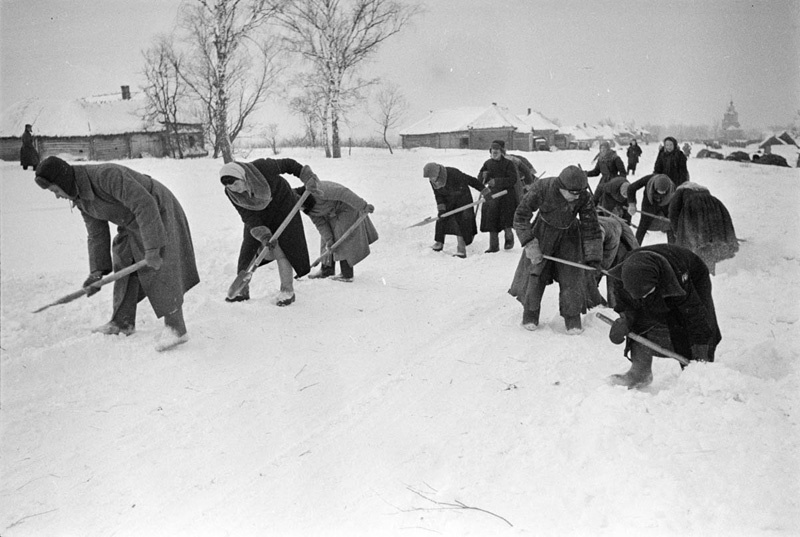 Мирное население на расчистке дороги, 2 февраля 1944. Выставка «Такого снегопада...» с этой фотографией.&nbsp;