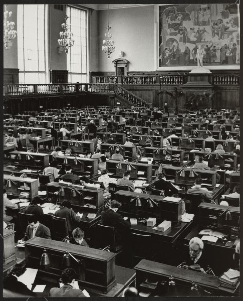 Читальный зал библиотеки имени Ленина, 1953 год, г. Москва. Выставка «Будни 1953 года» и видео «Ленинка» с этой фотографией. 