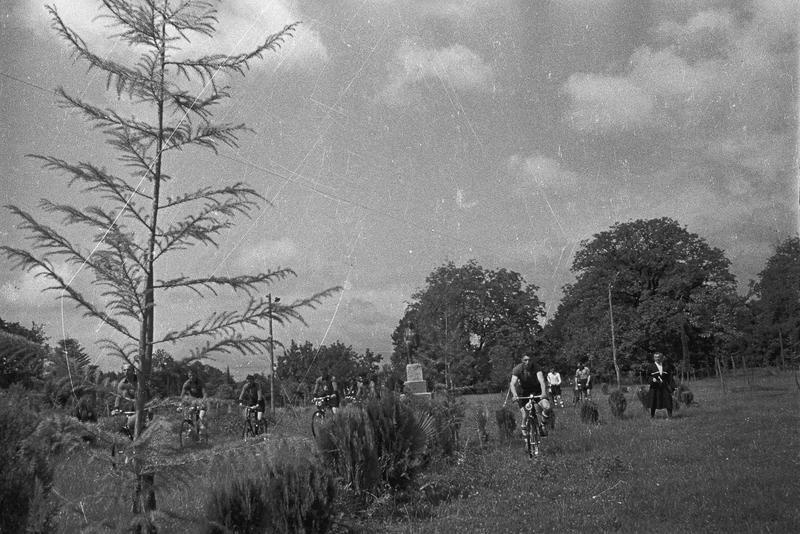 Велосипедисты на поляне, 1930-е, Кавказ
