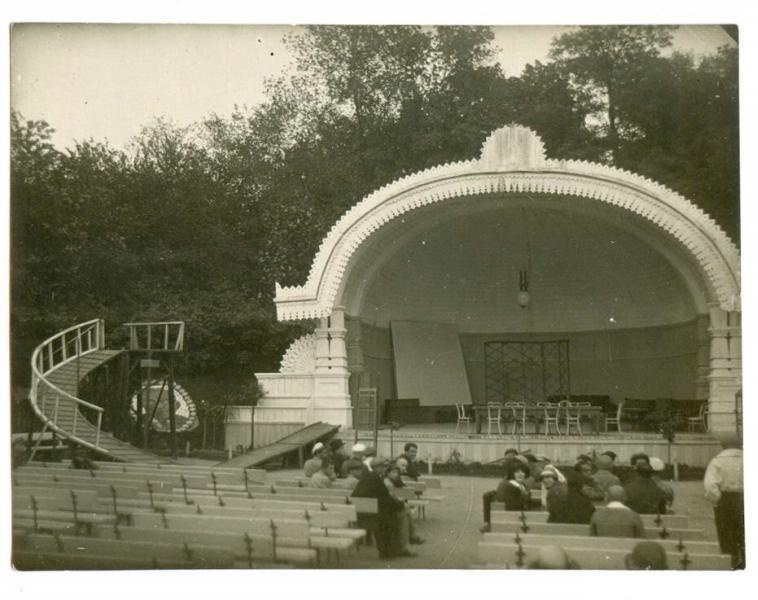 Театр имени Всеволода Мейерхольда на гастролях, 1927 - 1933. Видеовыставки:&nbsp;«Мейерхольд», «Роковая актриса» с этой фотографией.