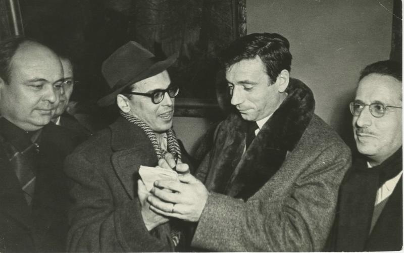 Ив Монтан подписывает автографы, 1958 год. Выставка «Театралы» с этой фотографией.