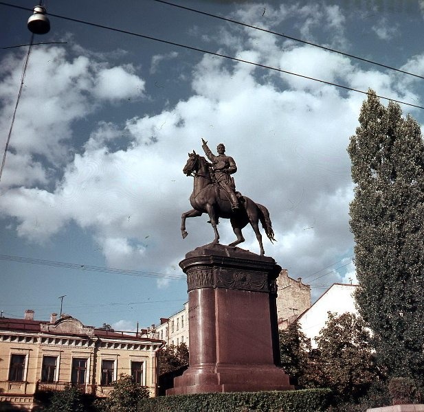 Памятник щорсу в киеве фото