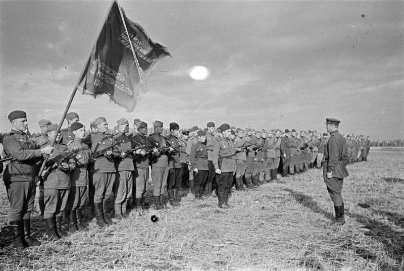 Общее построение. Из серии «1-я гвардейская мотострелковая бригада», 1943 год. Георгий Николаевич Филиппов командовал 1-й гвардейской мотострелковой бригадой до сентября 1944 года.
