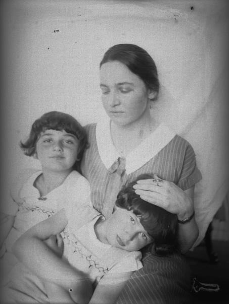 Эсфирь Исааковна Раутенштейн с дочерью Людмилой (слева) и племянницей Бертой (дочерью архитектора И. И. Раутенштейна), 1926 - 1928, г. Москва. Из архива семьи Раутенштейнов.