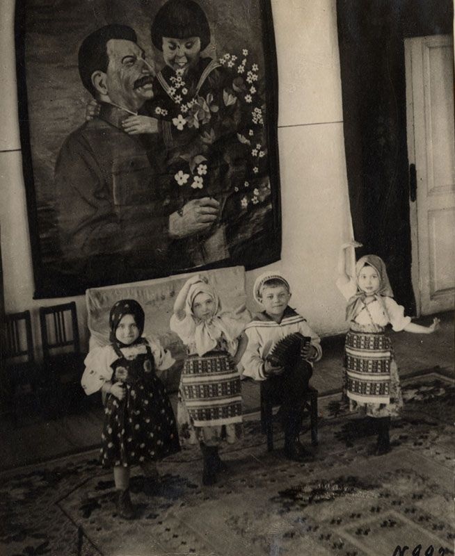 Танцевальные занятия в детском саду, 1936 год, Горьковский край, г. Муром. Выставка «Советские дети» с этой фотографией.