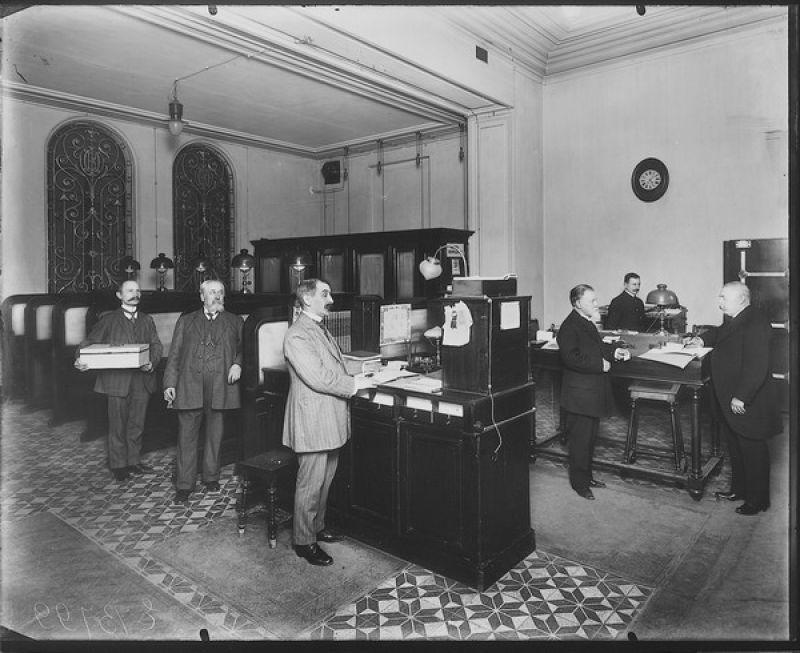 Группа служащих сдает ключи в кассу в конце дня, 1911 год