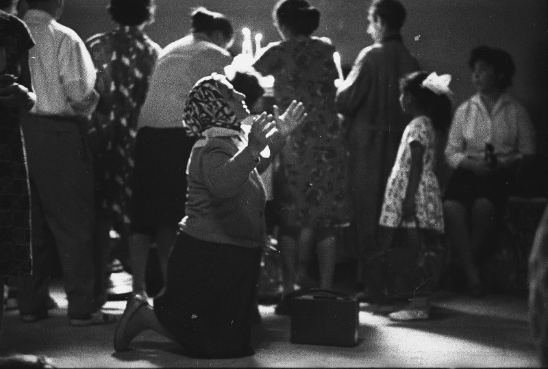 В соборе, 1960-е, Армянская ССР, г. Эчмиадзин. Выставки&nbsp;«Разные православные», «Молитва» с этой фотографией.&nbsp;