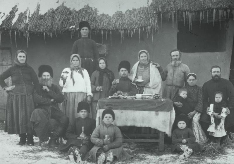 Групповой портрет казачьей семьи, 1900-е, Кубанская обл.. Выставка «Дореволюционная Россия: за столом» с этой фотографией.&nbsp;